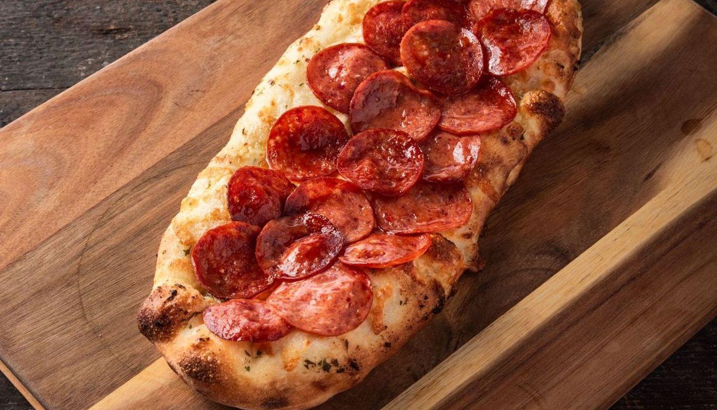FOCACCIA A L'AIL ET PEPPERONI GRATINÉE