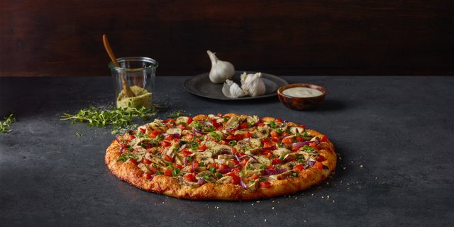 Gourmet Chicken and Garlic Pizza