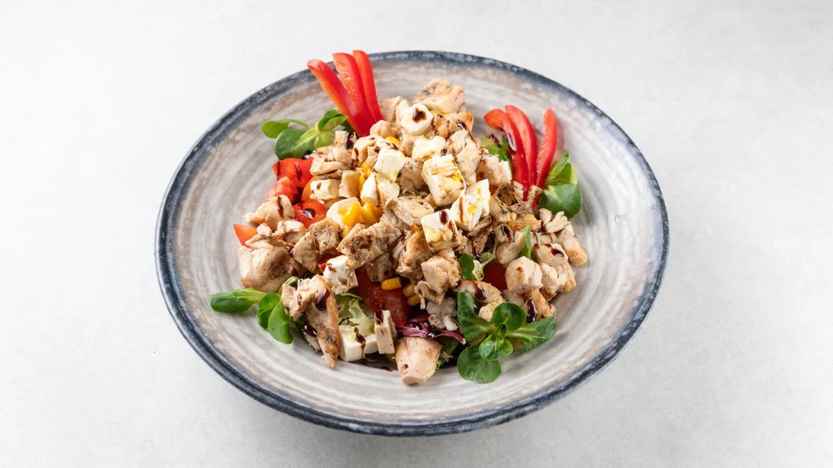 Pileća salata a la cezar