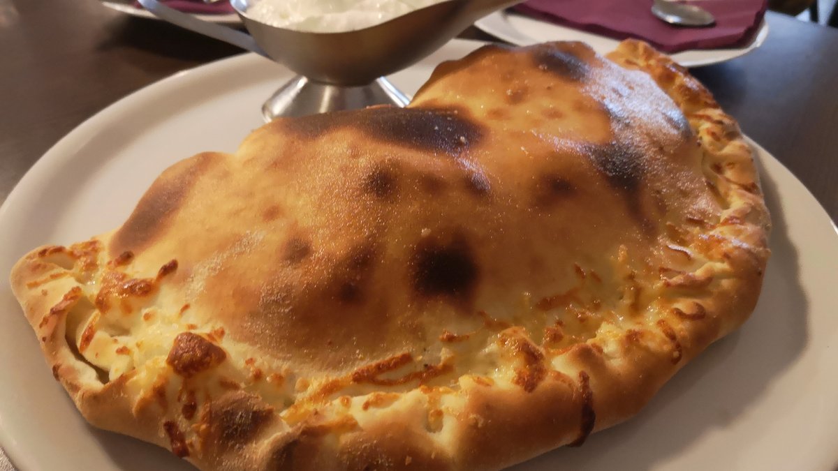 Calzone töltött pizza