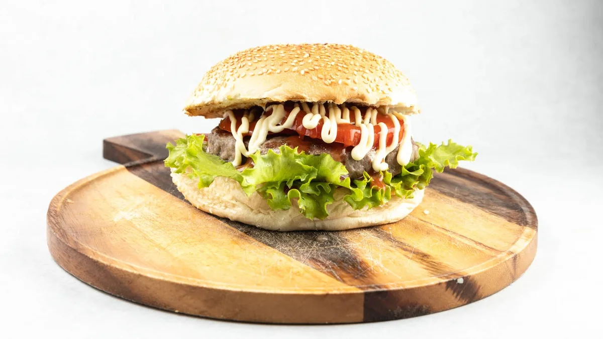 Cheeseburger s pohanim sirom