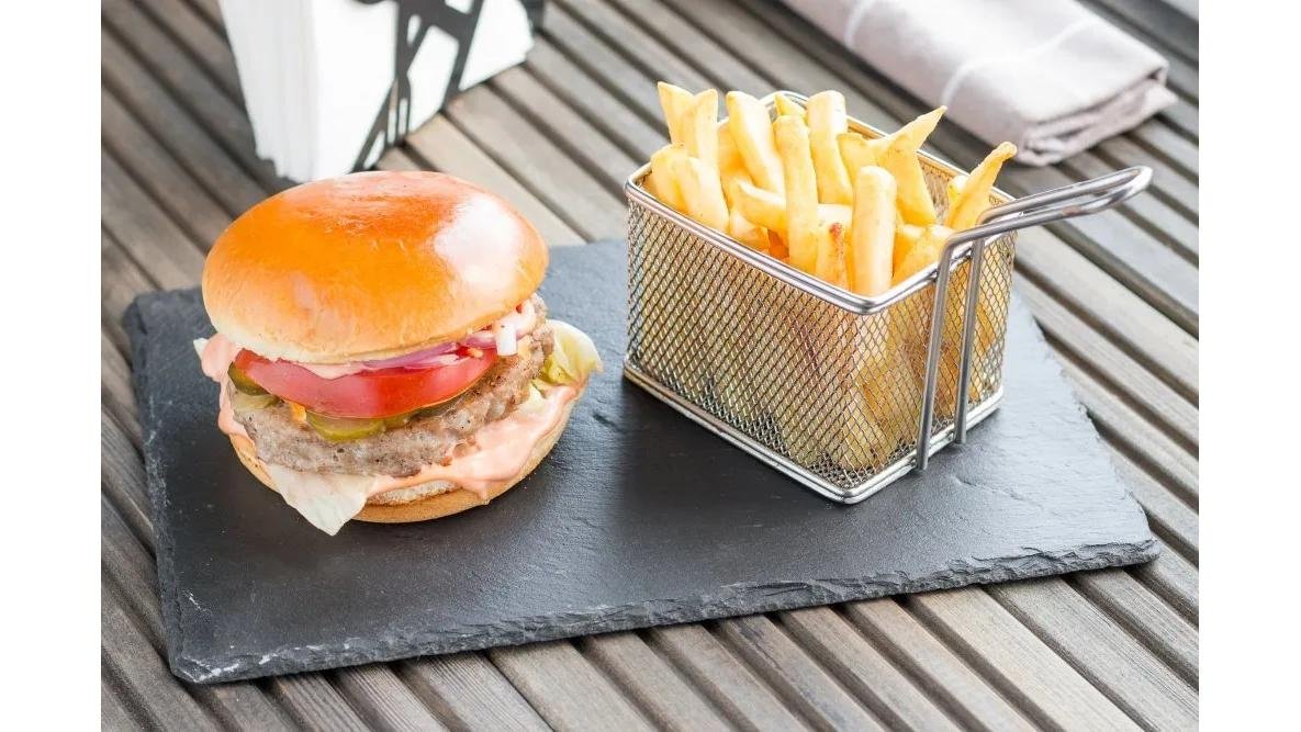Burger de porc cu cartofi pai