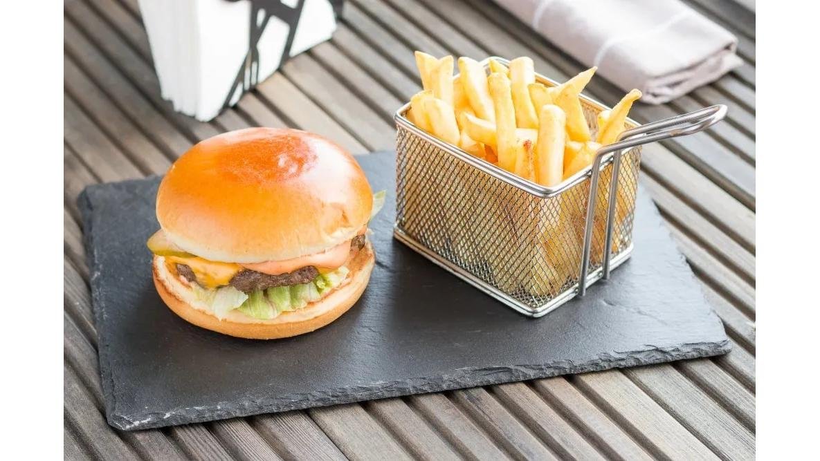 Burger de vită cu cartofi pai