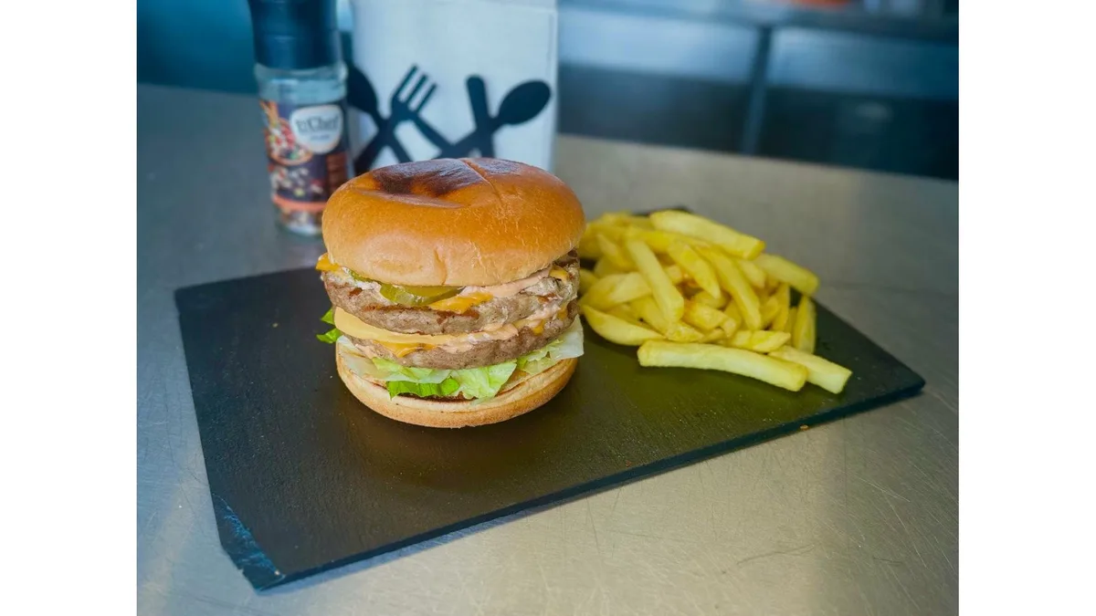 Cheesburger cu cartofi pai