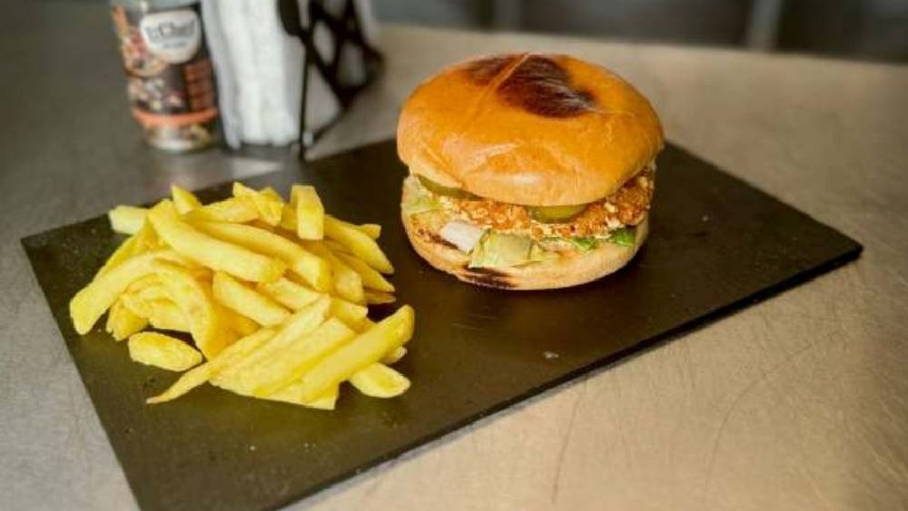 Crispy burger cu cartofi pai