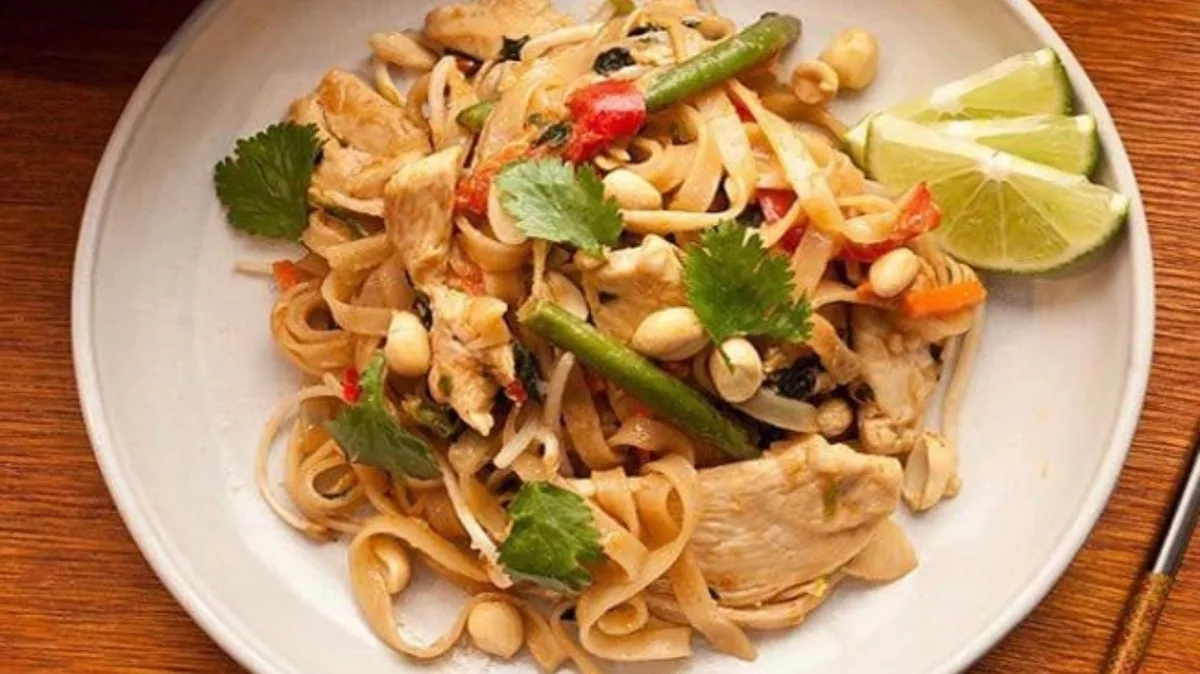 40D. Fried Noodle Fried chicken/Pirított Tészta Sült csirke​​​​​​​​​​​​​​