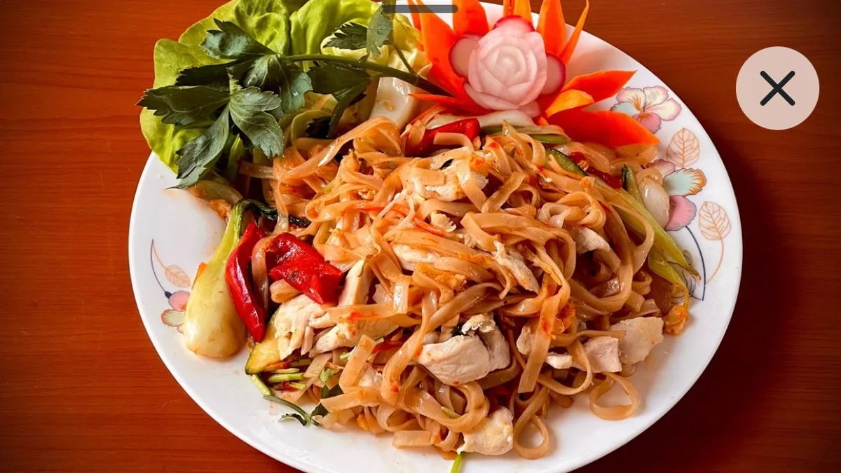 40F. Fried Noodle Duck/Pirított Tészta Kacsa​​​​​​​ ​​​​​​​​​​​​