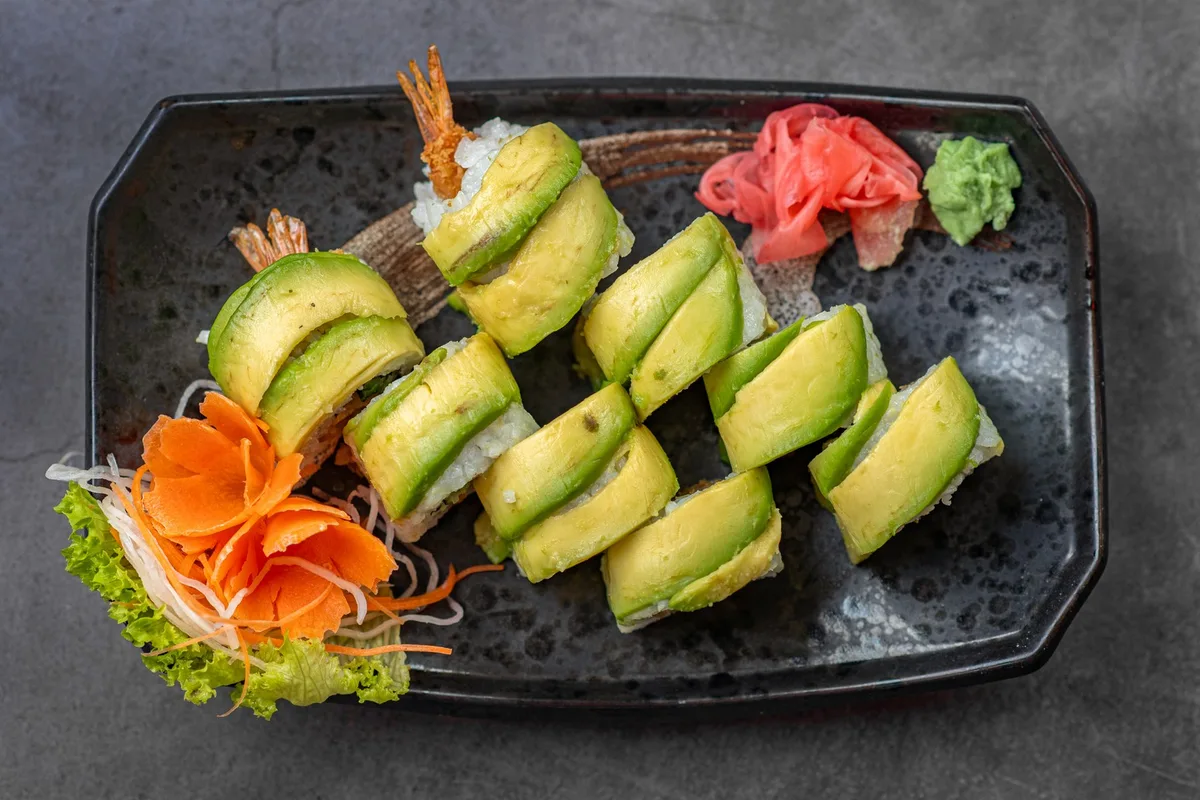 I11.Avokádó kifordított maki Inside Out ( 8 db) / Avocado cover roll