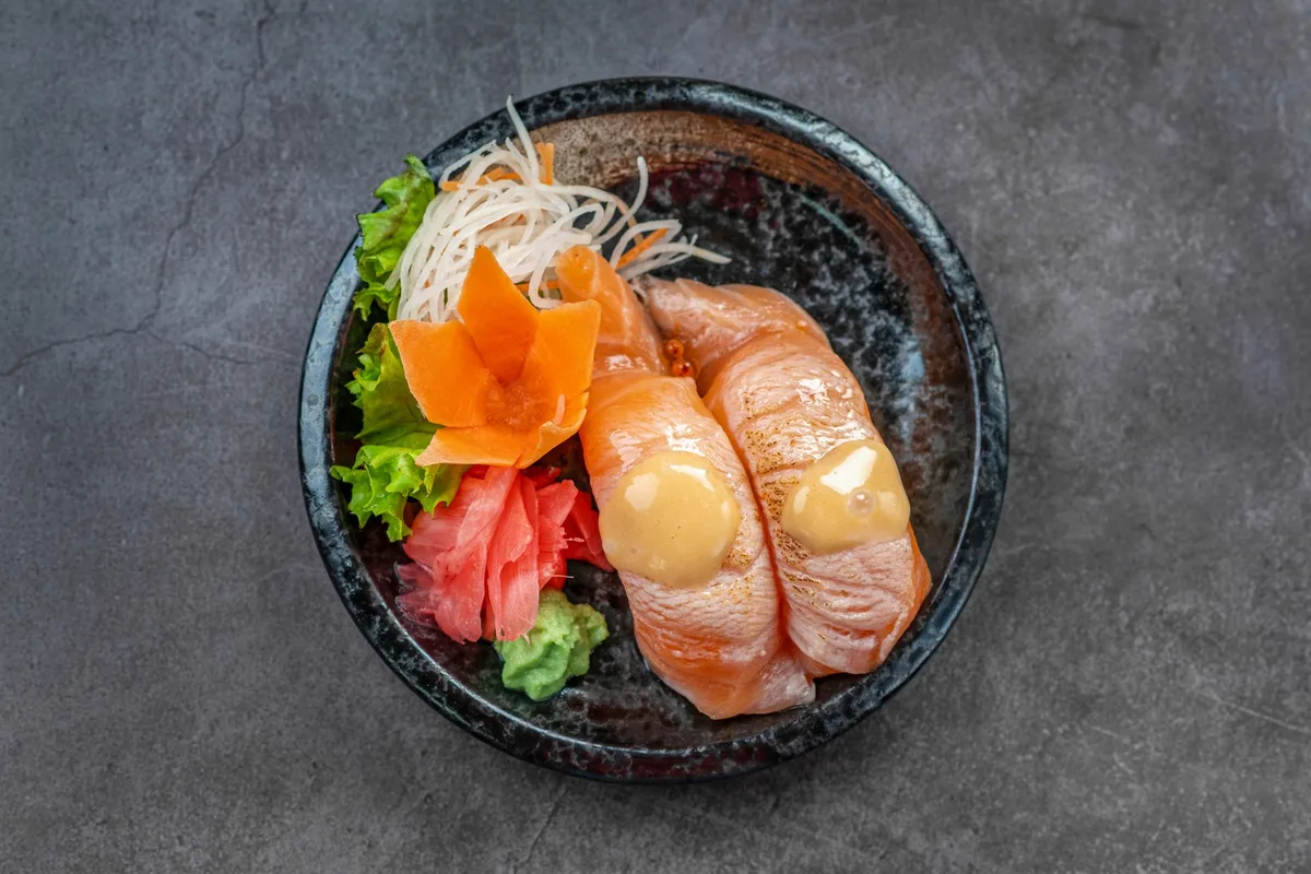 N2. NIGIRI Füstölt lazac/ Smoked salmon​​​ (2 db)