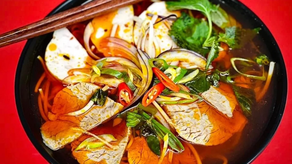 P5. Bún bò Huế​​ ( spicy soup)