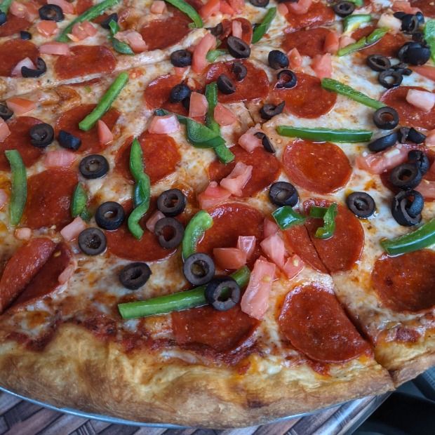 10" Ultimate Pizza (6 toppings included)