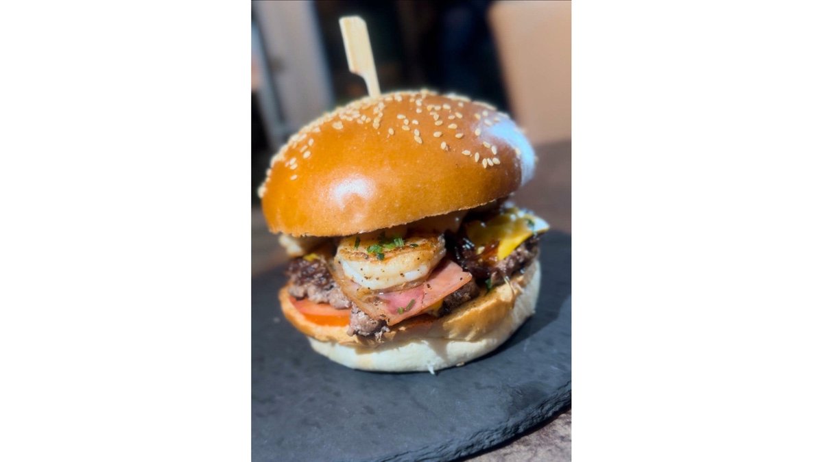 Shrimp Burger + cartofi prajiti ,salata coleslaw si sos