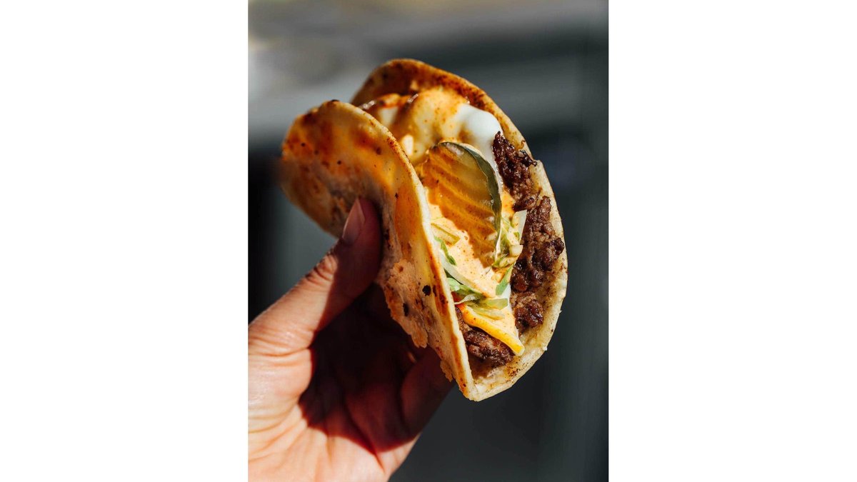 Tacos beef smash + cartofi prajiti ,salata coleslaw si sos