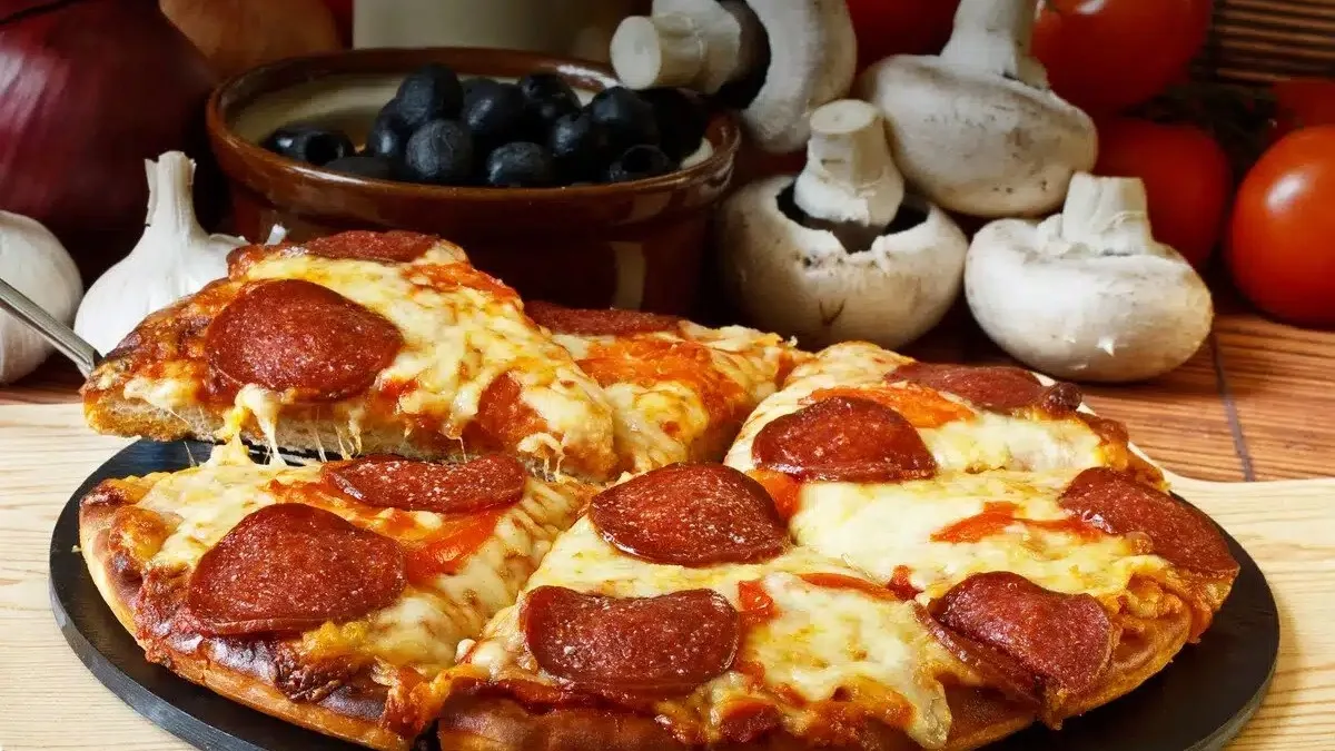 pizza salami  28CM (Non Halal )/پیتزا سالامی