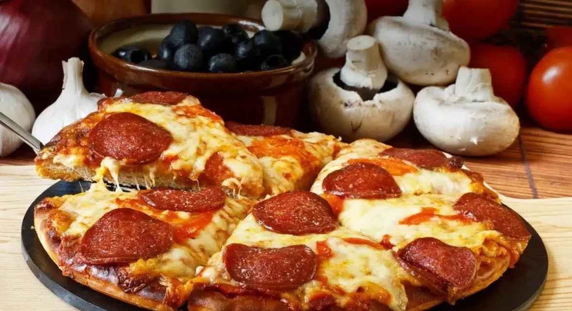 pizza salami 32CM  (Non Halal )/پیتزا سالامی