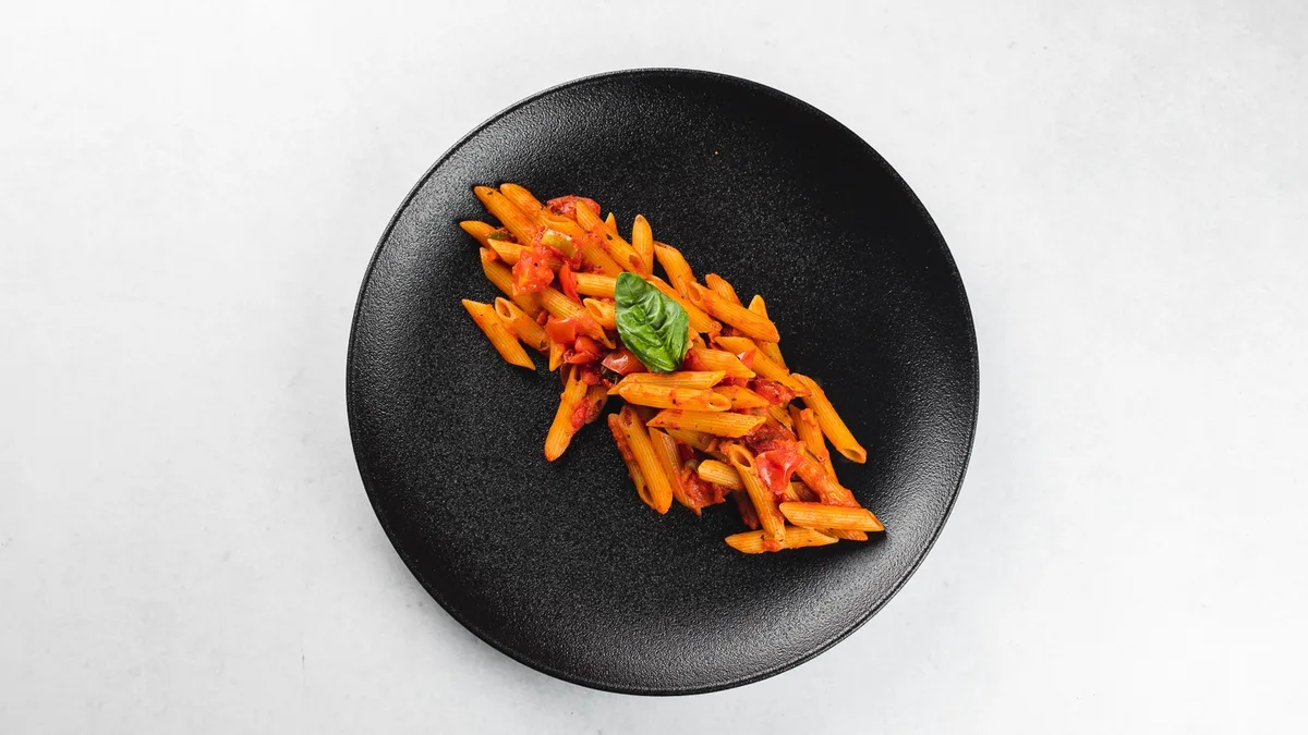 Penne s tunjevinom i maslinama