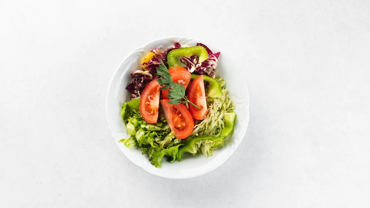 Sezonska salata s dressingom