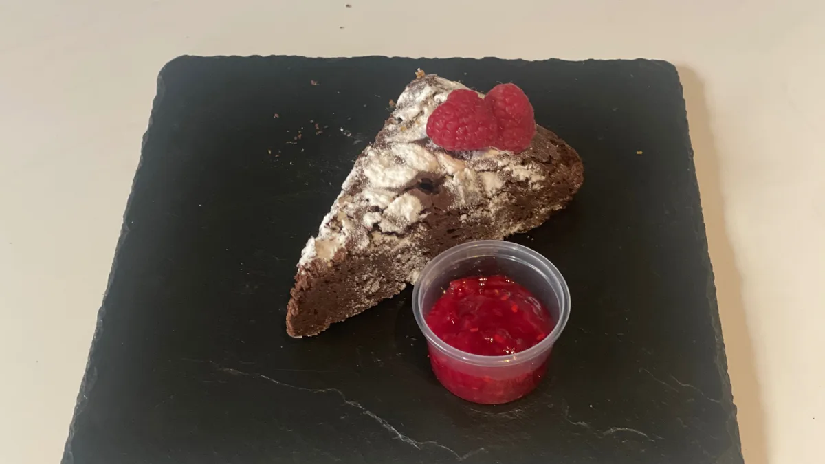 Brownies ze tří druhů čokolád, malinová omáčka