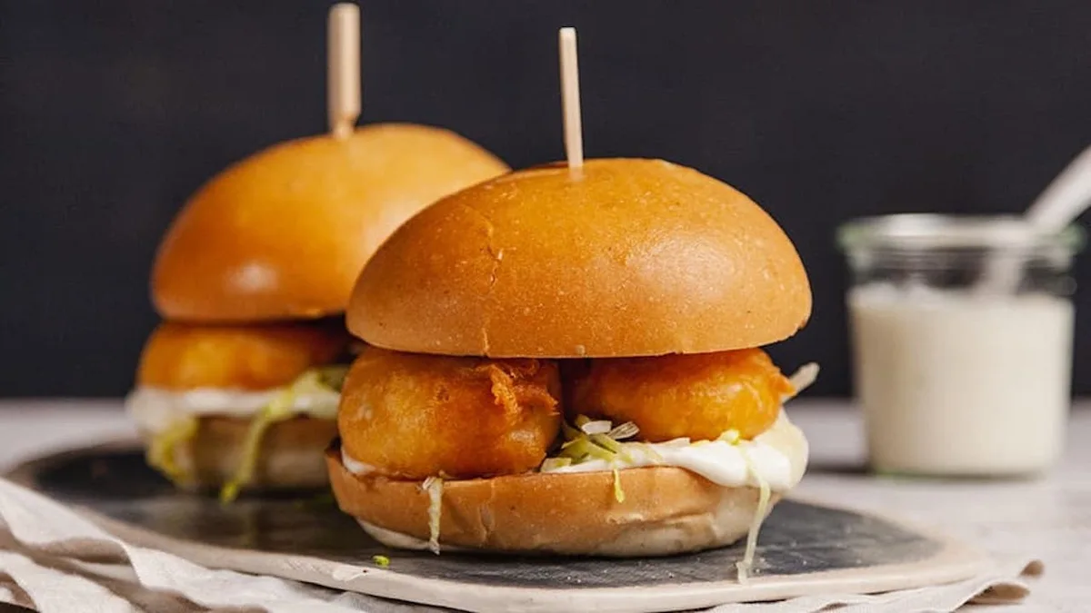 Burger s obalovanými krevetami