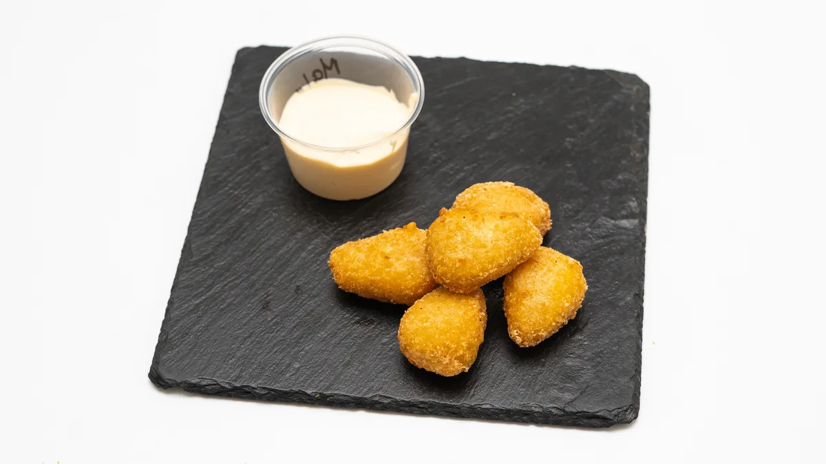Chedarové nugety s česnekovou aioli
