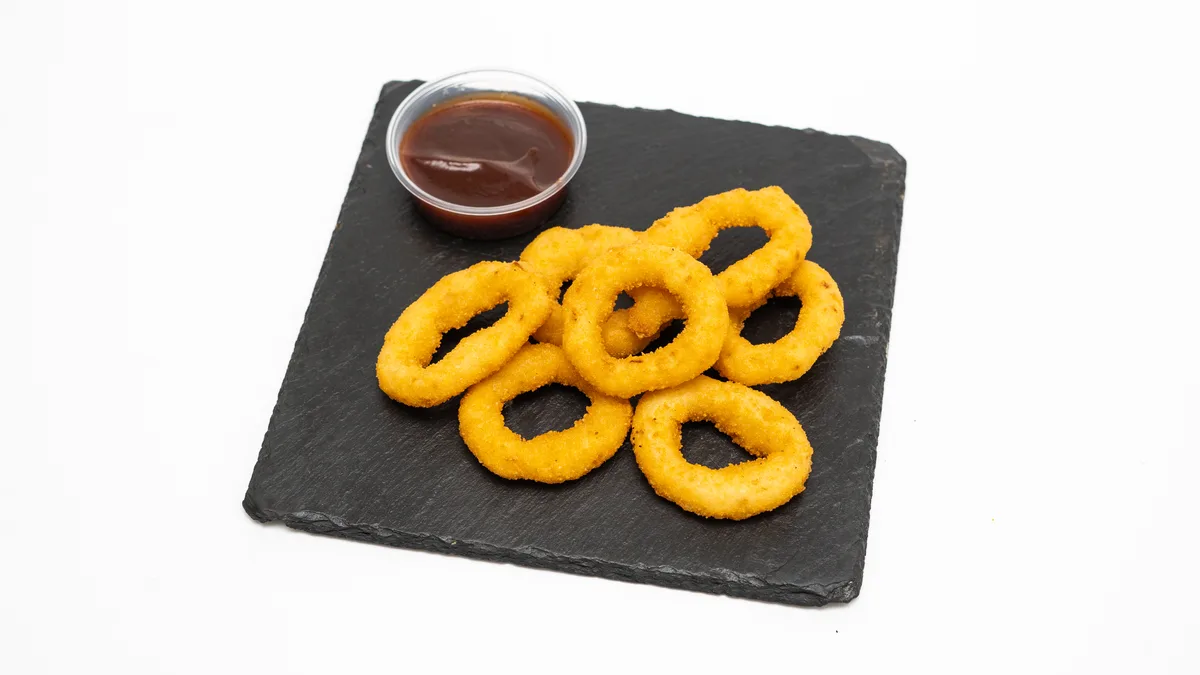 Cibulové kroužky s bbq omáčkou