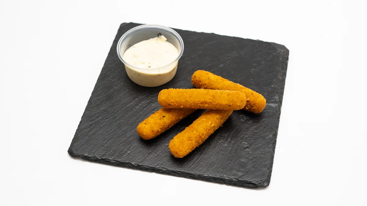 Mozzarella tyčinky, bazalková majonéza