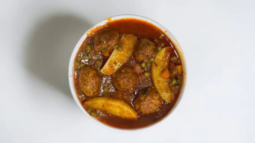 קציצות עוף ברוטב עגבניות עם אפונה וגזר Chicken Meatballs in Tomato Sauce with Peas and Carrot