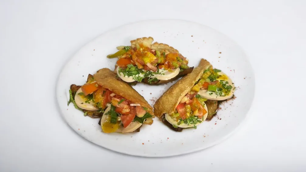 3 יחידות סמבוסק חומוס, חצילים וביצה  Three pcs. Sambusac Hummus with Eggplant and Egg