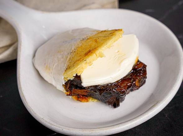 Arepa con Asado Negro y Queso