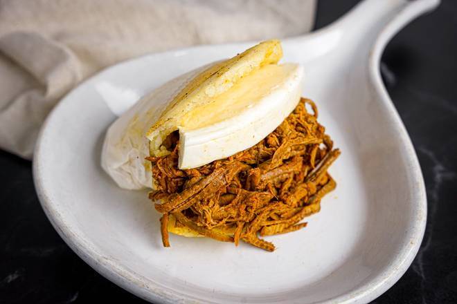 Arepa con Carne Mechada y Queso (Arepas)