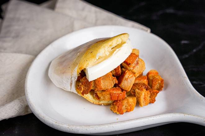 Arepa con Chicharron y Queso (Arepas)