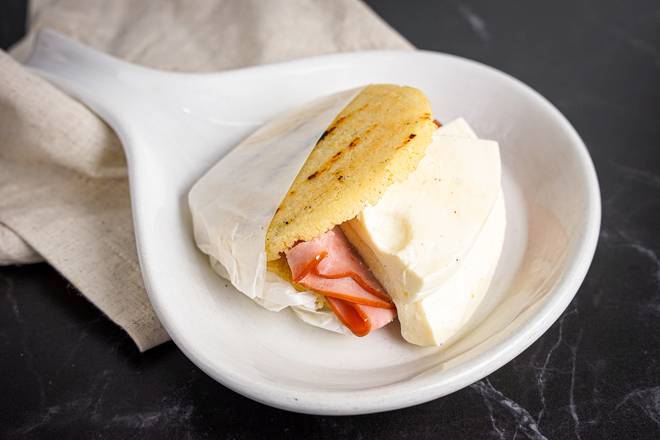 Arepa con Jamon y Queso (Arepas)