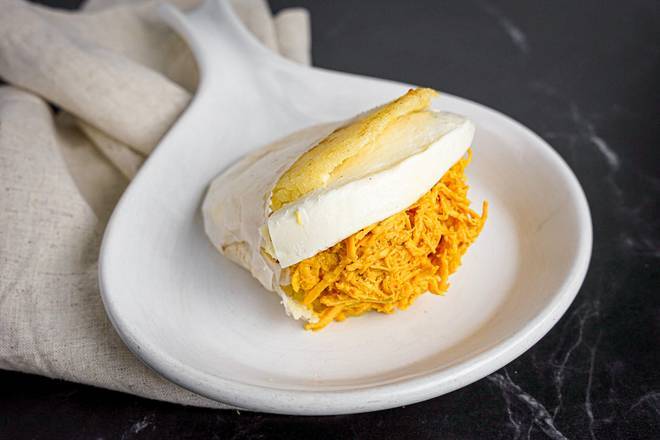 Arepa con Pollo Mechado y Queso (Arepas)
