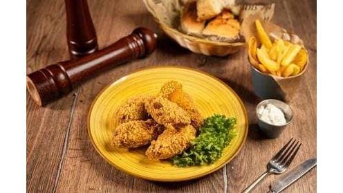 Aripioare crispy nepicante si garnitură