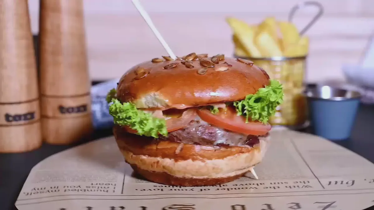 Burger clasic și cartofi prăjiți / wedges