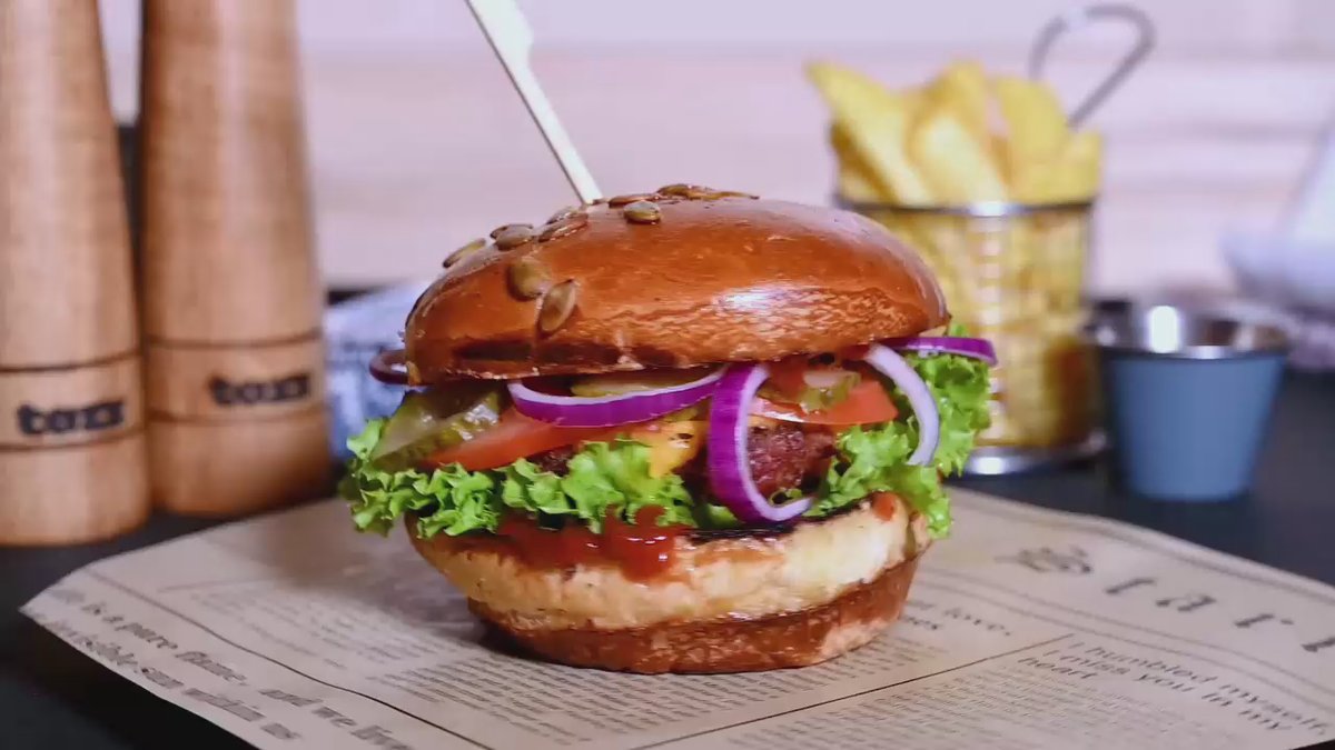 Burger cu ceapă caramelizată și gorgonzola și cartofi prăjiți / wedges