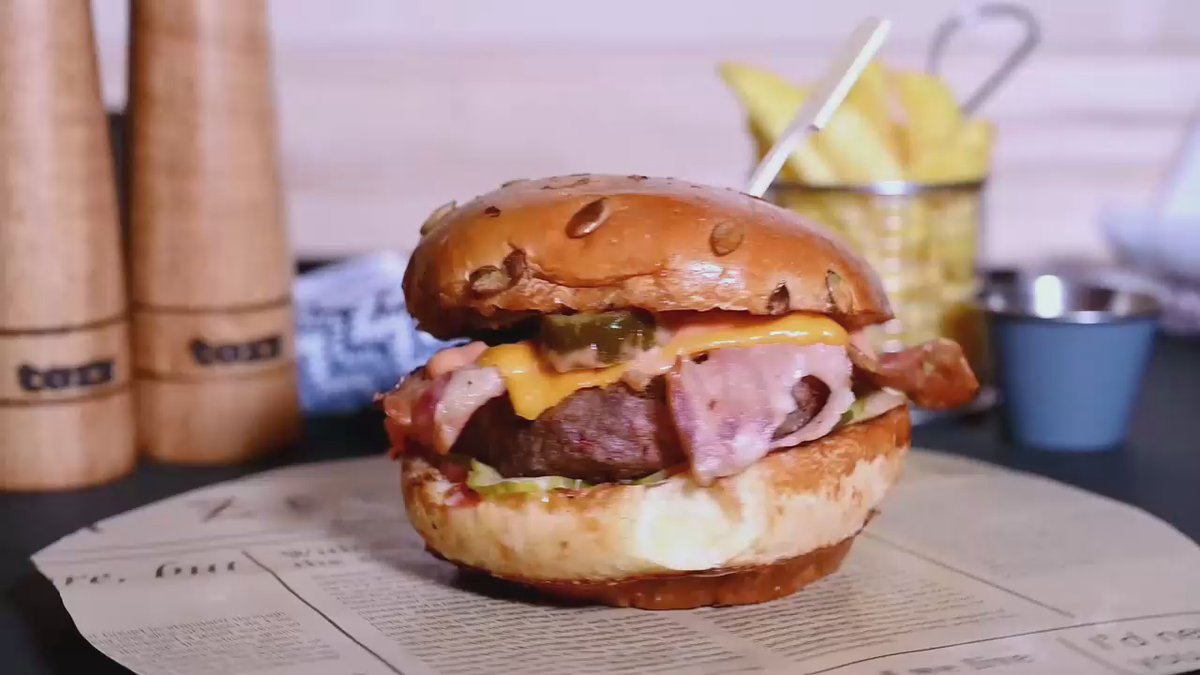 Burger cu jalapeno și cartofi prăjiți / wedges