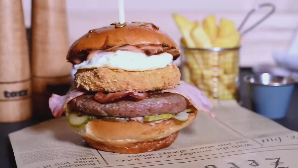 Burger cu ou și telemea crispy și cartofi prăjiți / wedges