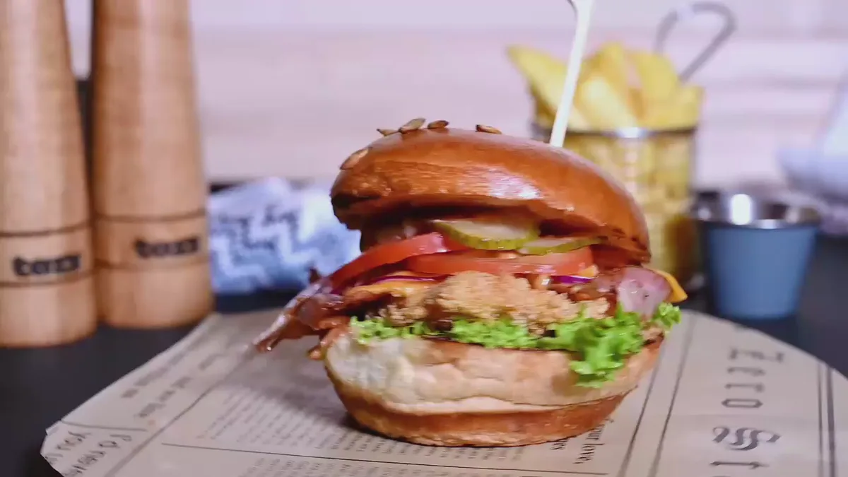 Burger cu pui crocant și cartofi prăjiți / wedges