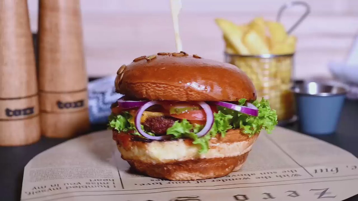 Burger vegan și cartofi prăjiți / wedges