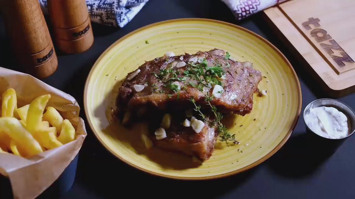 Coaste de porc cu vin alb și usturoi