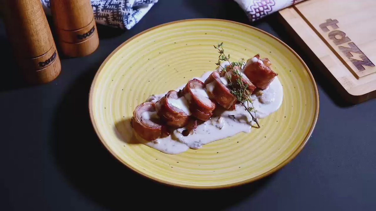 Mușchiuleț învelit în bacon cu sos de ciuperci
