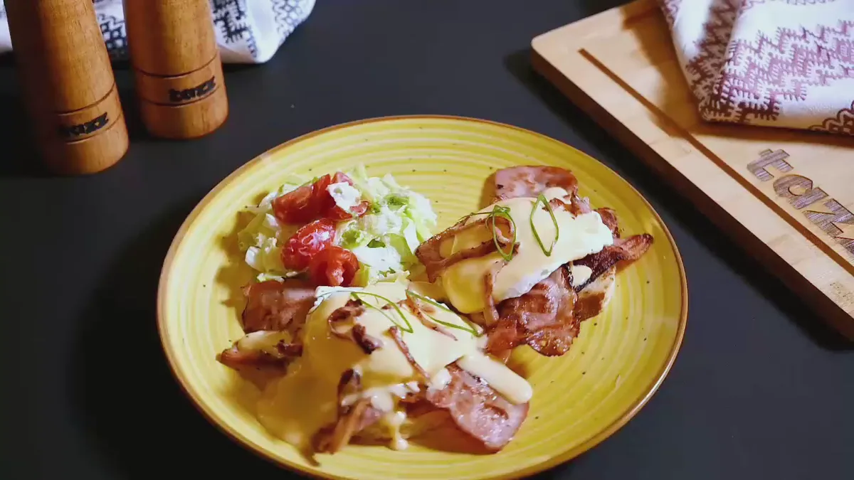 Ouă benedict cu salsa de queso și bacon