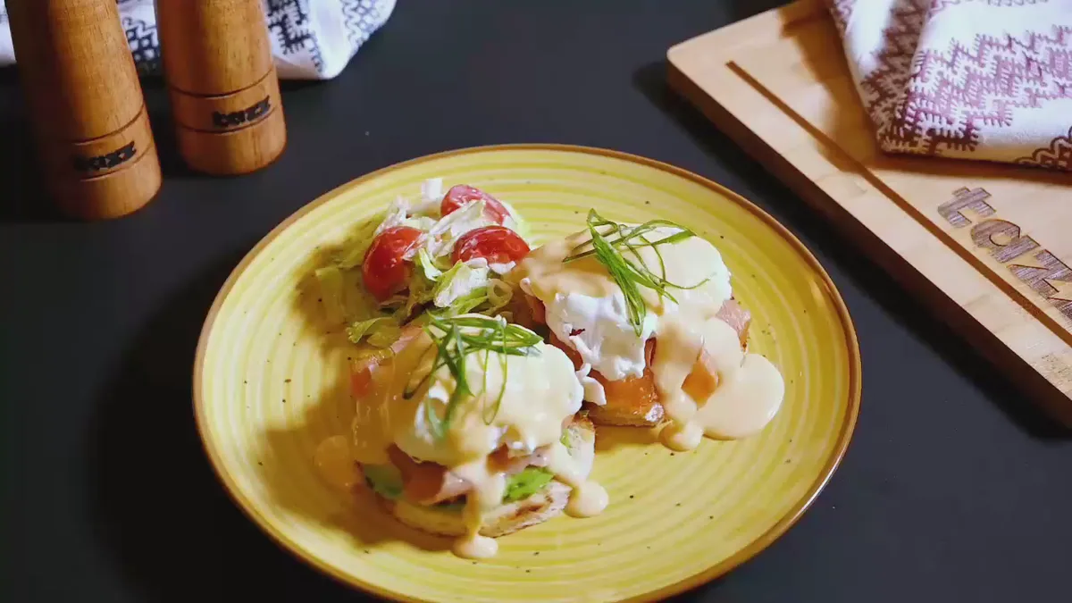 Ouă benedict cu salsa de queso și somon