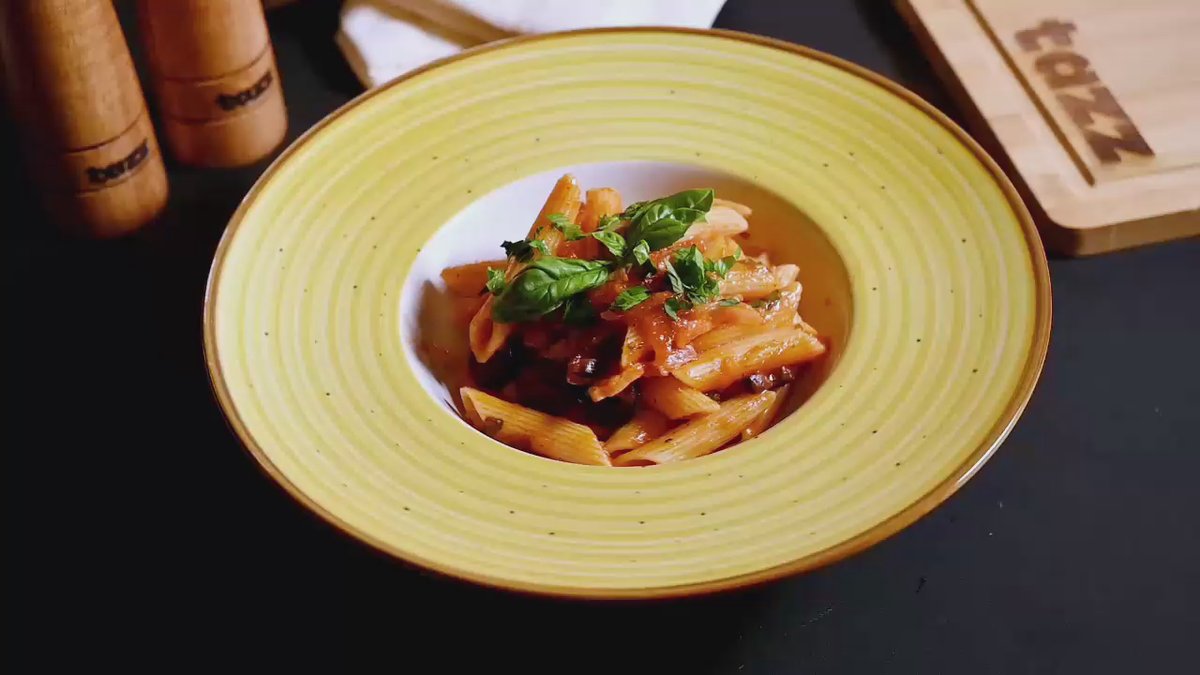 Penne cu sos roșu și bacon