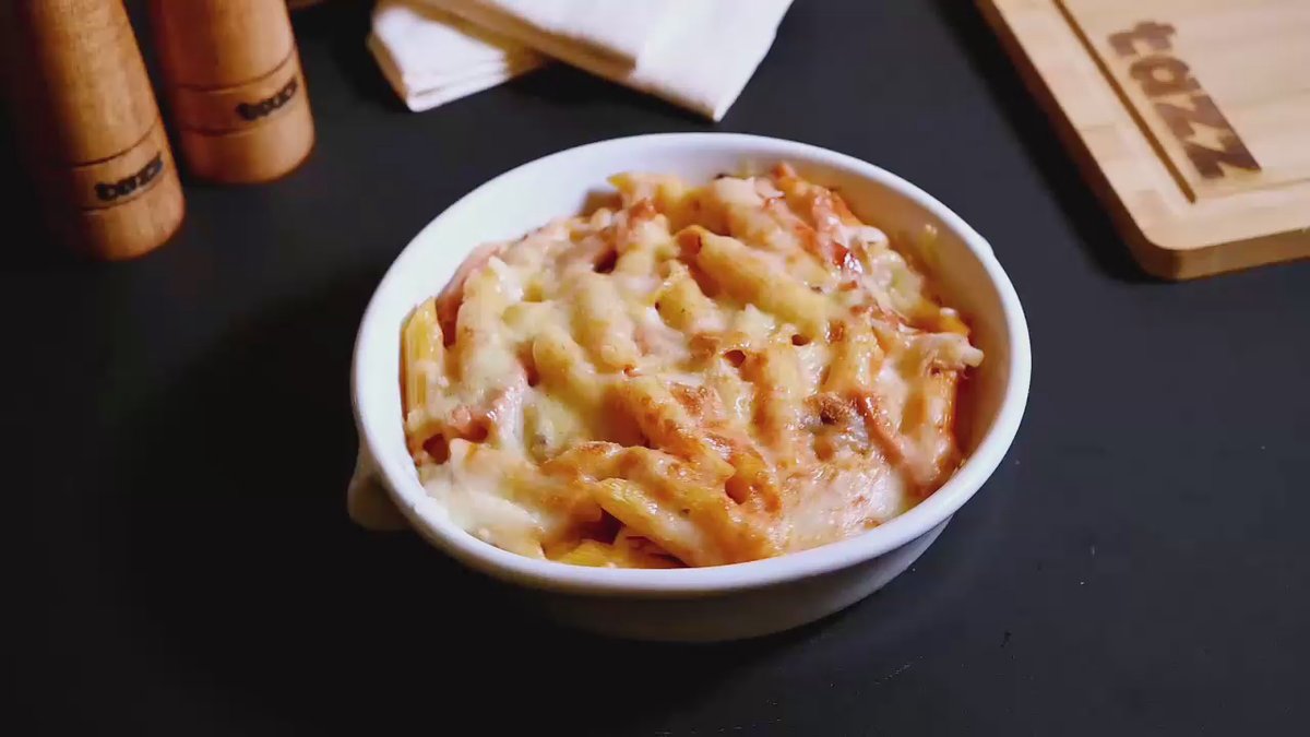 Penne gratinate cu sos roșu