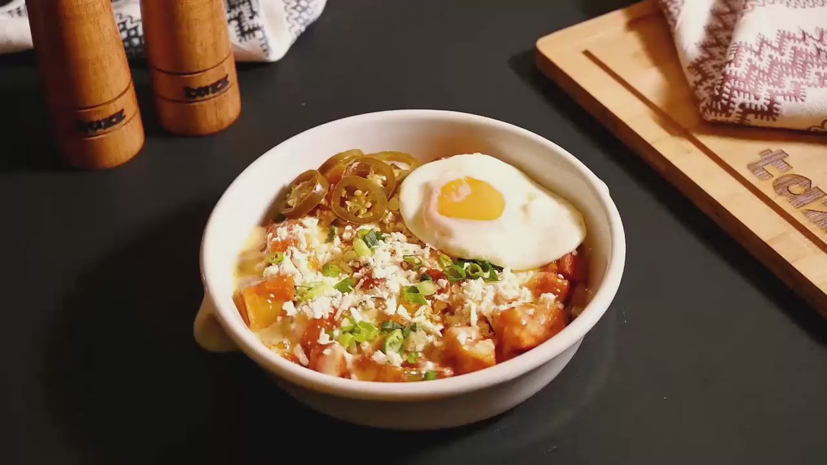 Picioci pârgăliți cu salsa de queso și castraveciori murați