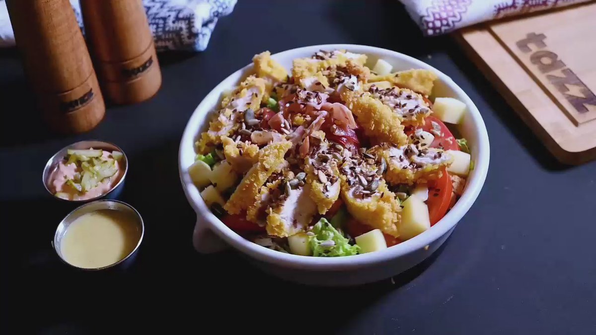 Salată cu șnitel crocant și bacon crispy