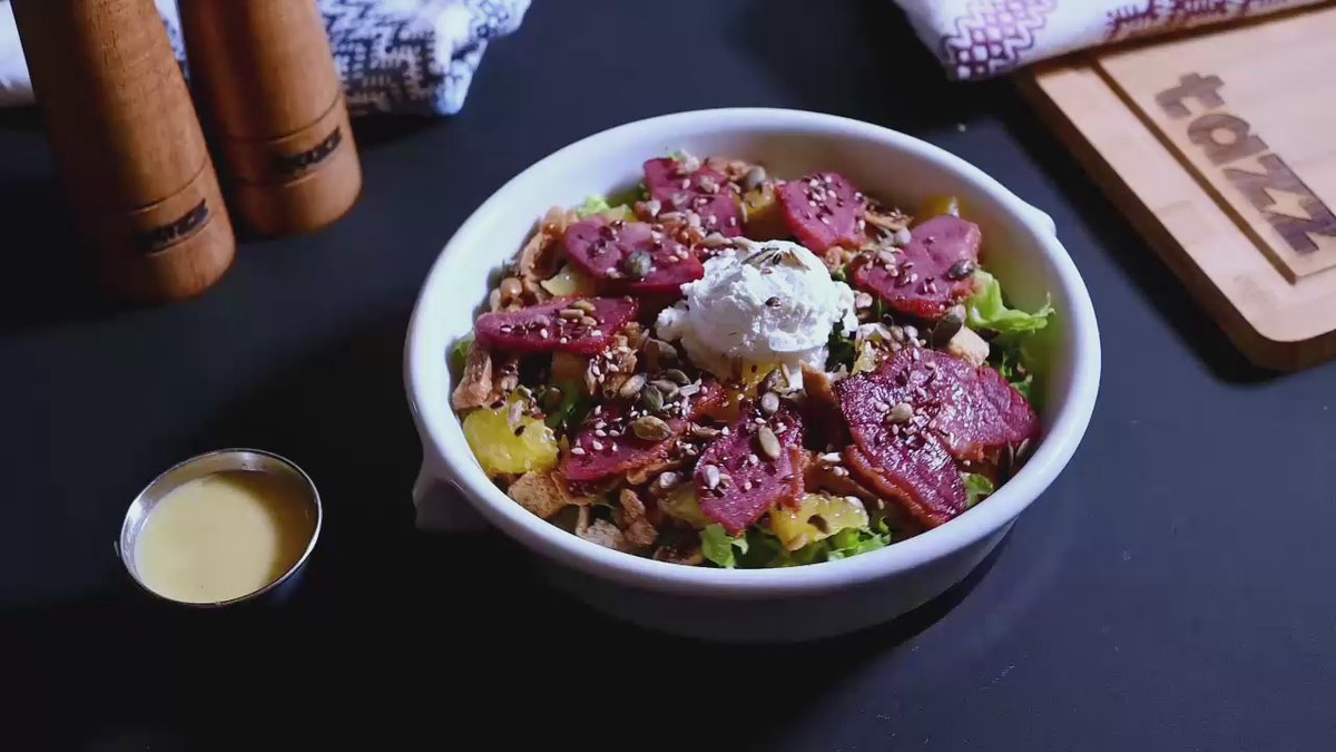 Salată cu piept de rață, brânză de capră și smochine