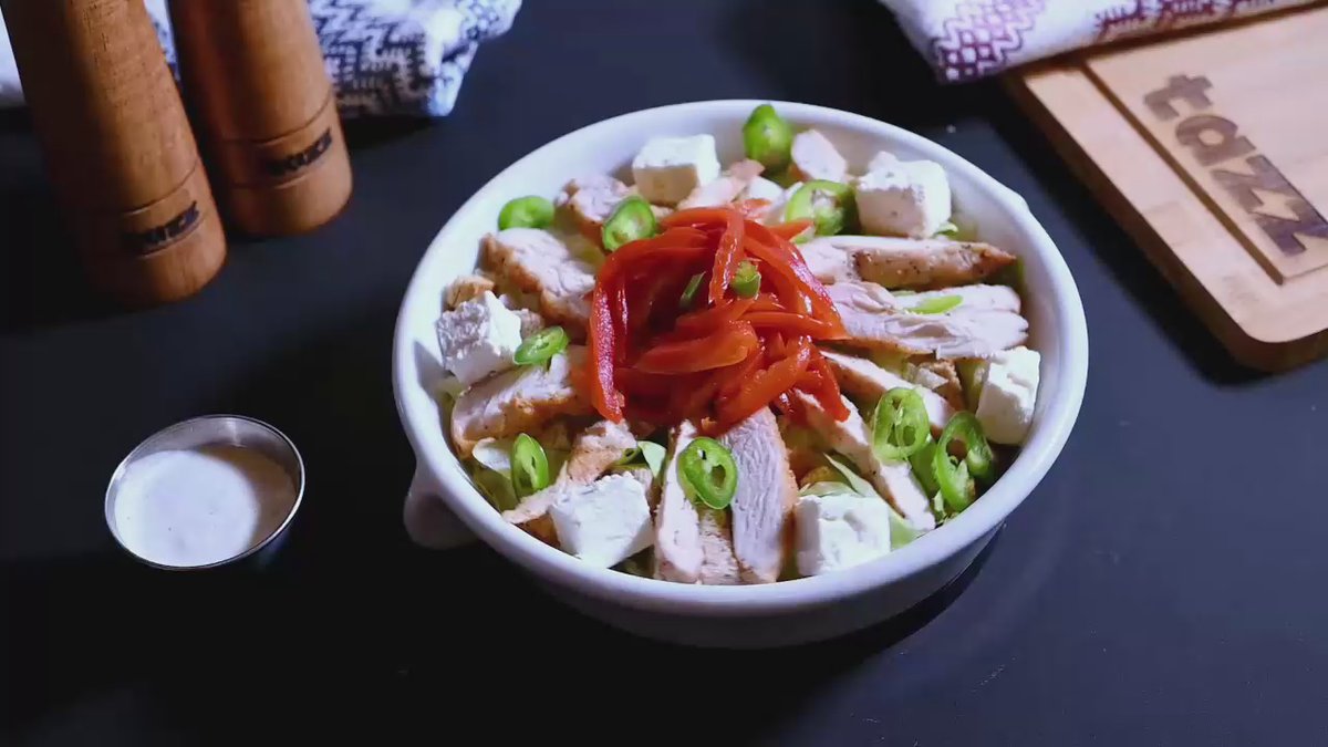 Salată cu pui, ardei copt și iaurt